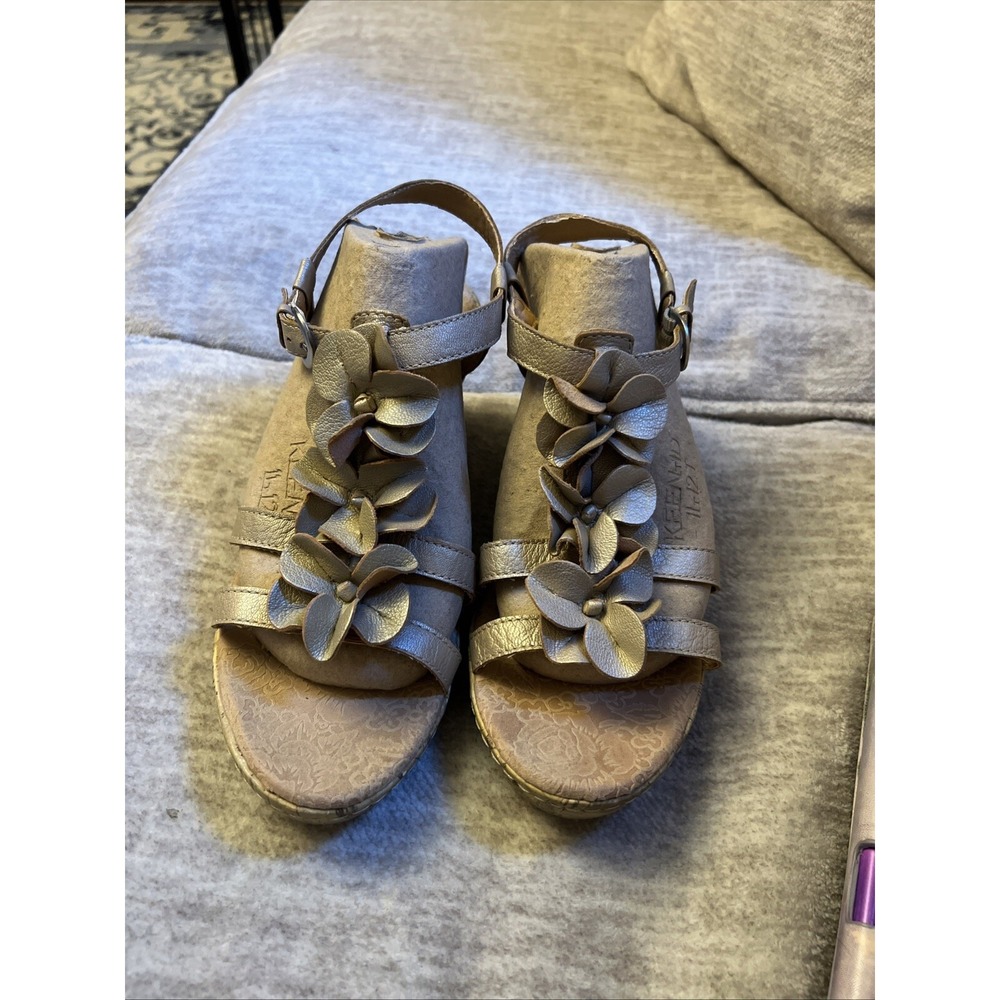 BOLO Born Women's Sz 11 Wedge Heel Buckle Sandals Metallic Leather Floral
